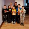 Dzieci pozują do zdjęcia z instruktorką